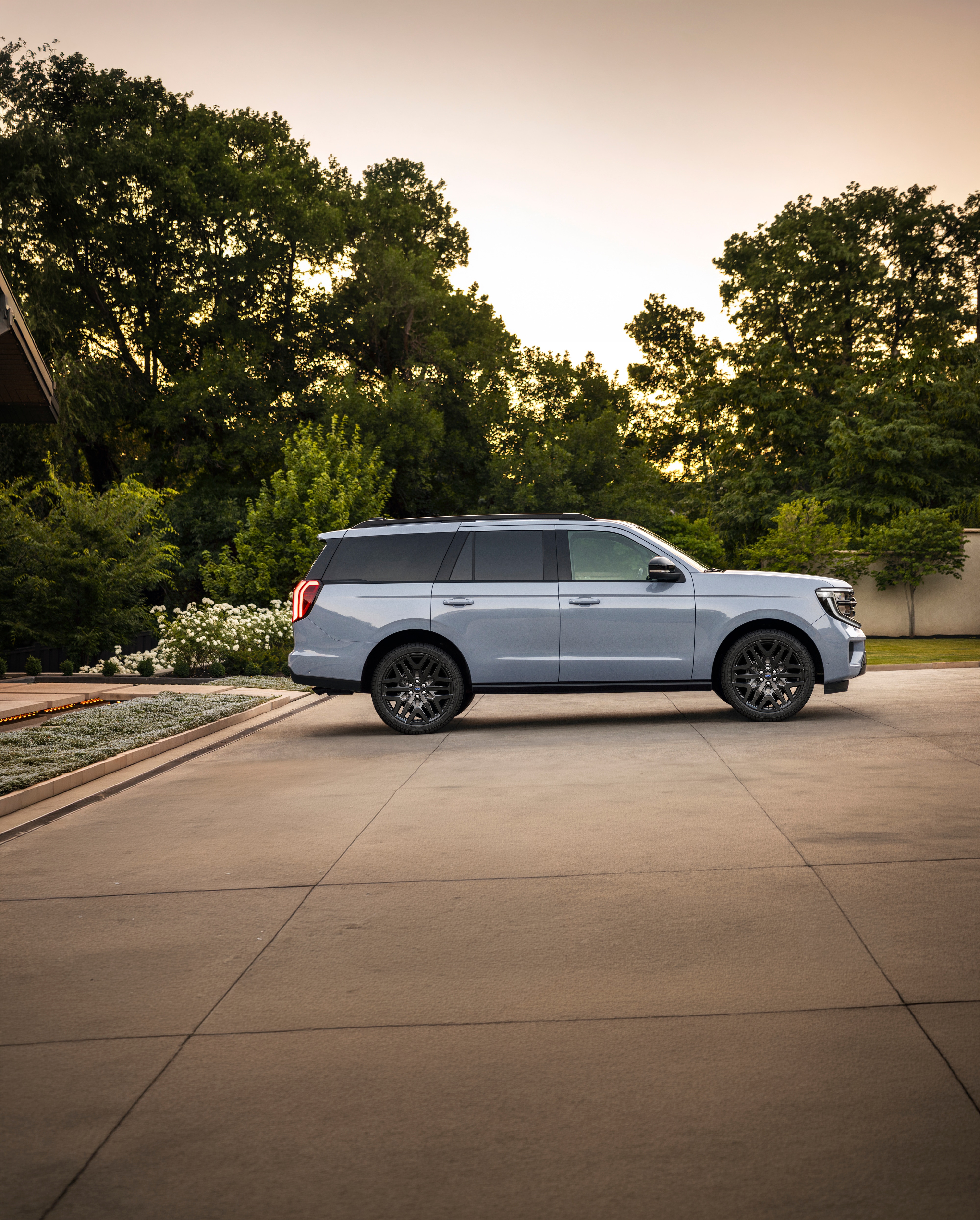 Suv Ford Expedition® Platinum® 2027 con perfil lateral del Paquete de Desempeño Stealth disponible