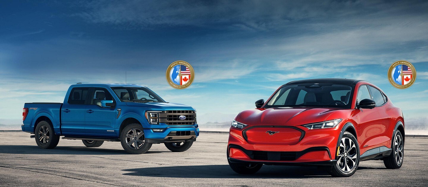 Dos emblemas de premios arriba de una Ford F 1 50 2021 y Ford Mustang Mach E 2021