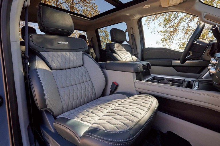Una Ford Super Duty® F450® Limited 2025 Detalles y