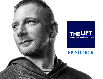 Episodio N.º 6 de The Lift Powered by Ford con un hombre con una sudadera con capucha.