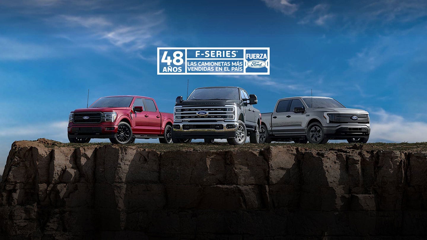 Tres camionetas Ford F-Series, F-150®, Super Duty® y F-150 Lightning®, estacionadas en la cima de un desierto