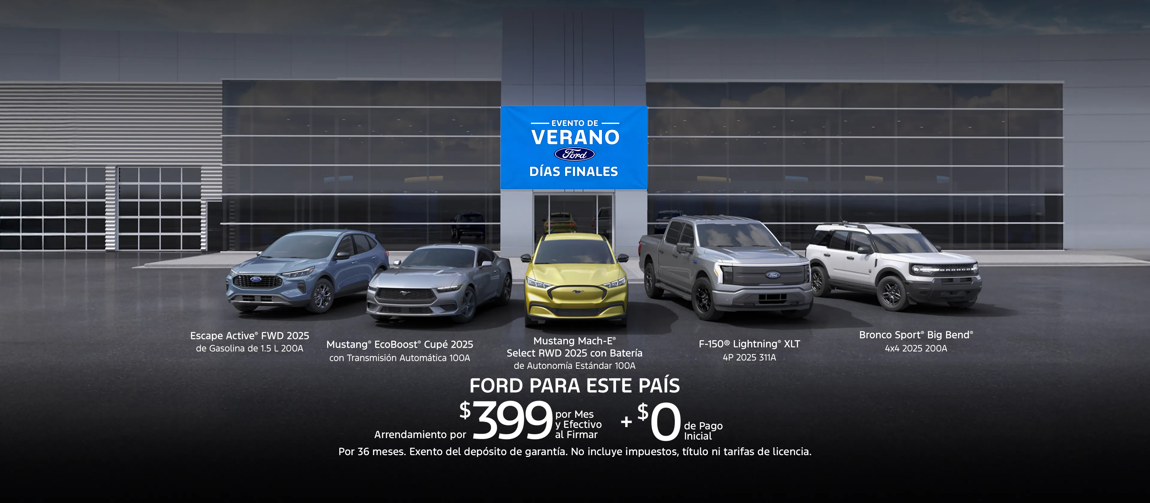 Foto de varios vehículos estacionados frente a un concesionario Ford