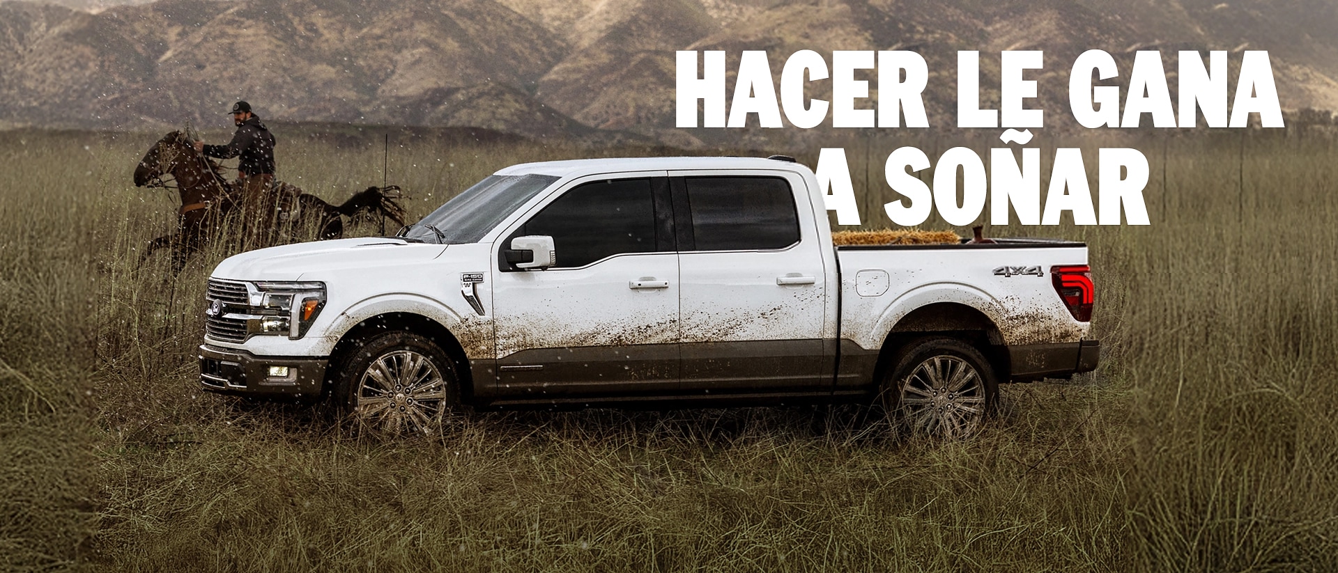 Una camioneta Ford F-150® salpicada de lodo en un rancho con un jinete a caballo de fondo