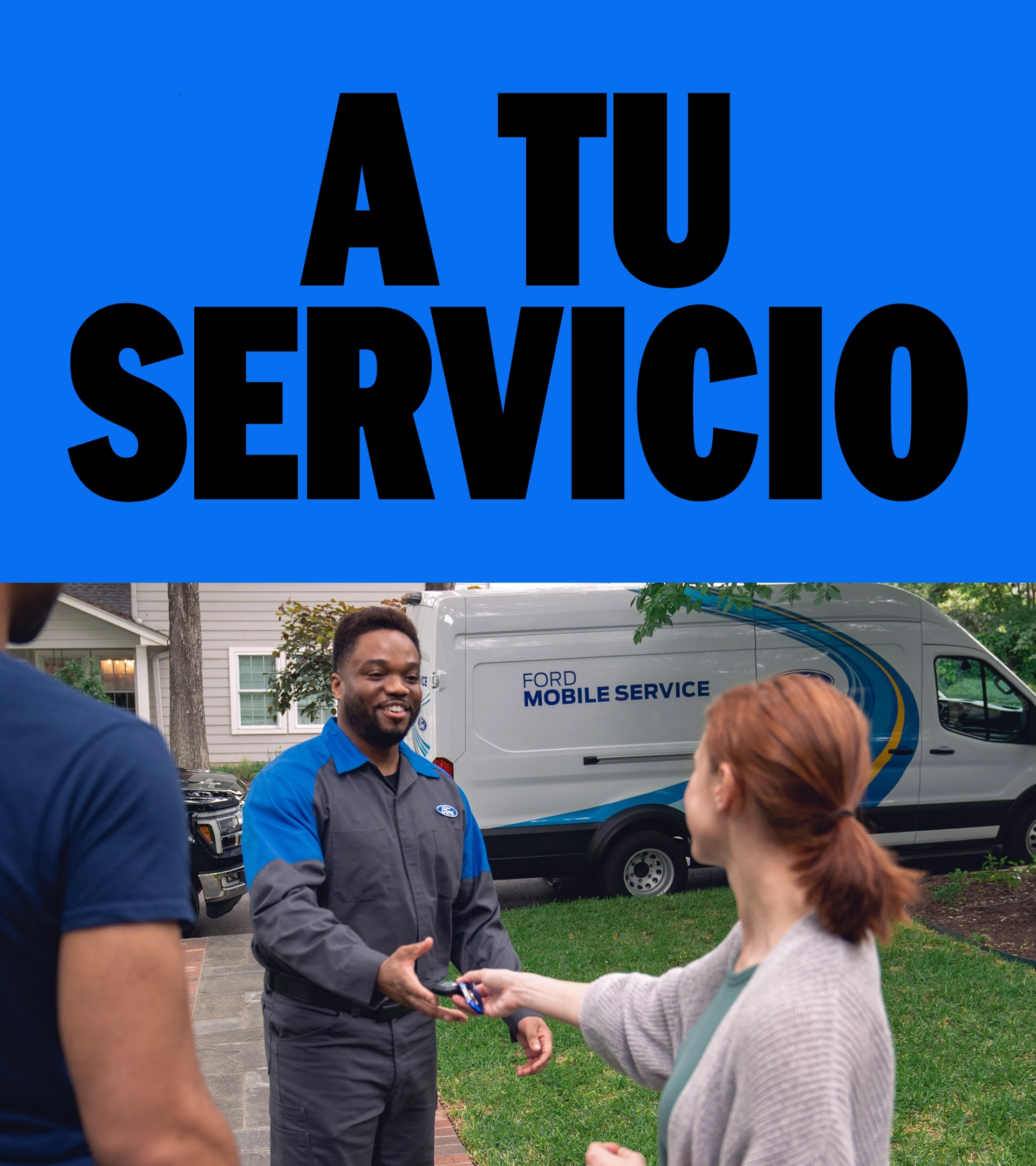 Una mujer entregando sus llaves al técnico de Servicio Ford que está parado en la entrada de su casa