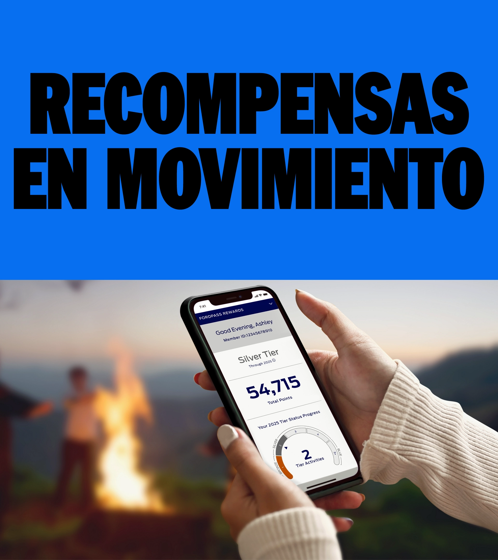 Una persona sosteniendo su smartphone mientras mira la aplicación FordPass® Rewards