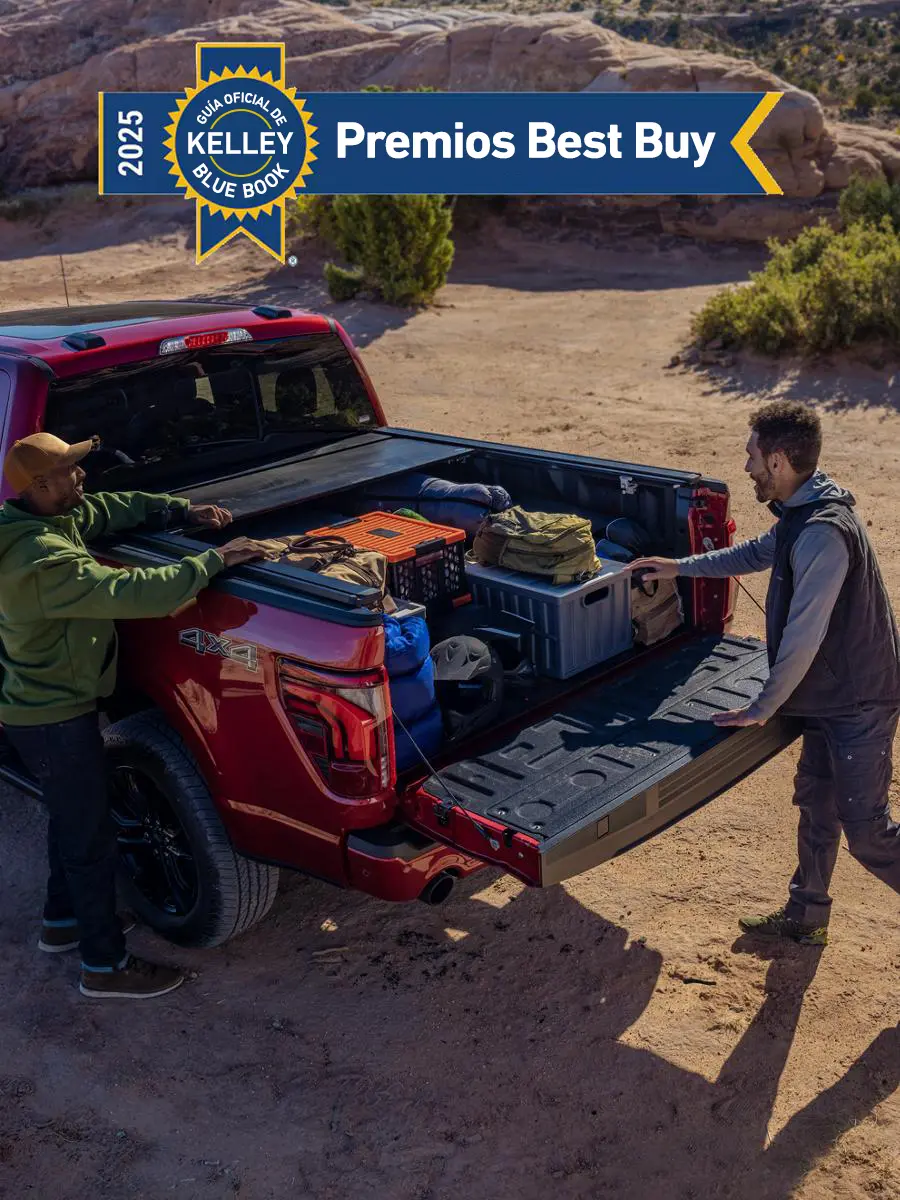Dos personas cargando artículos en la plataforma de una Ford F-150® Lariat® 2025. Emblema de Kelley Blue Book Best Buy Awards 2025 en la imagen
