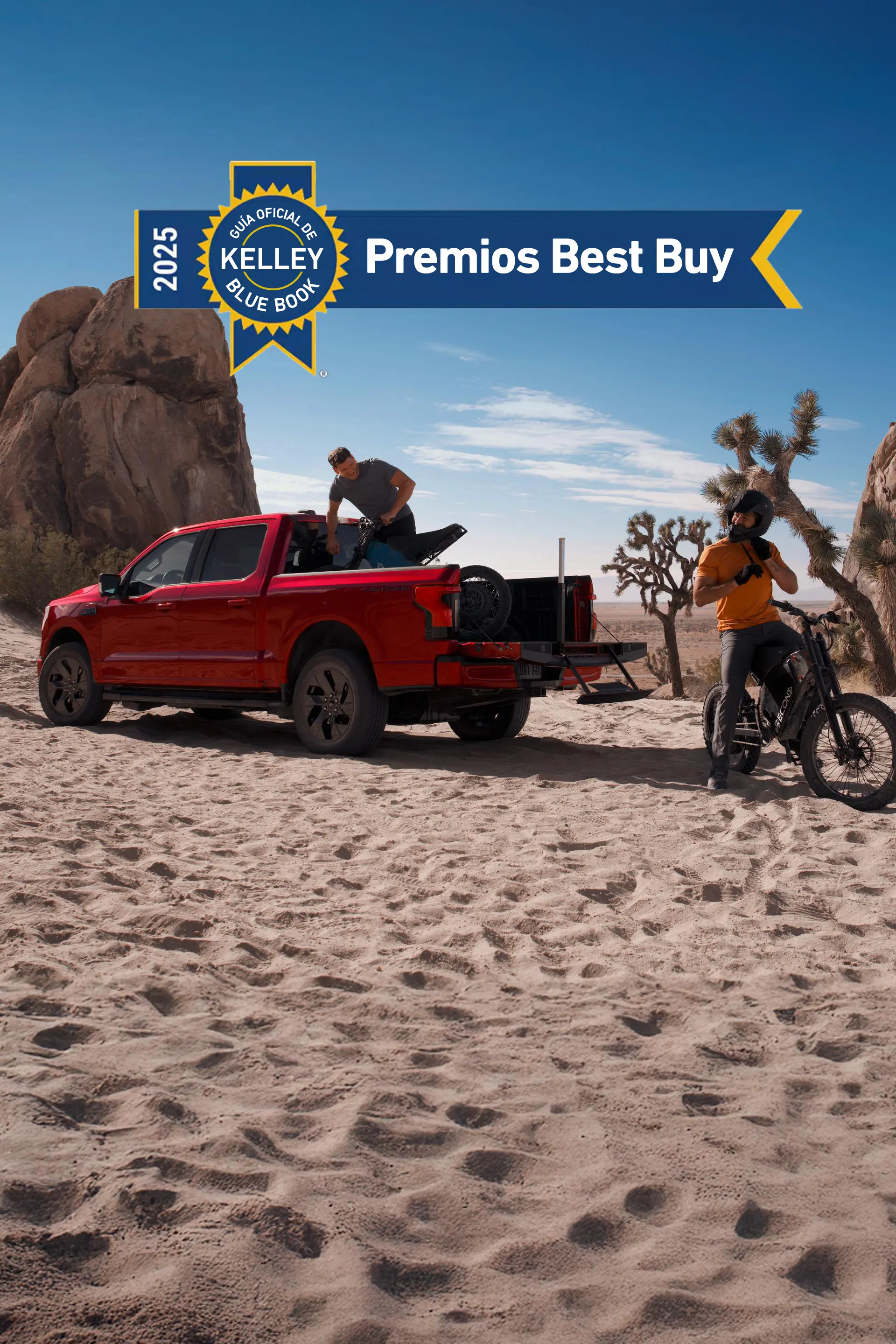 Una red camioneta Ford F-150® Lightning® 2025 estacionada en el desierto con un hombre sacando una bicicleta de montaña de la plataforma de la camioneta. Otro hombre está sentado en su bicicleta de montaña cerca.