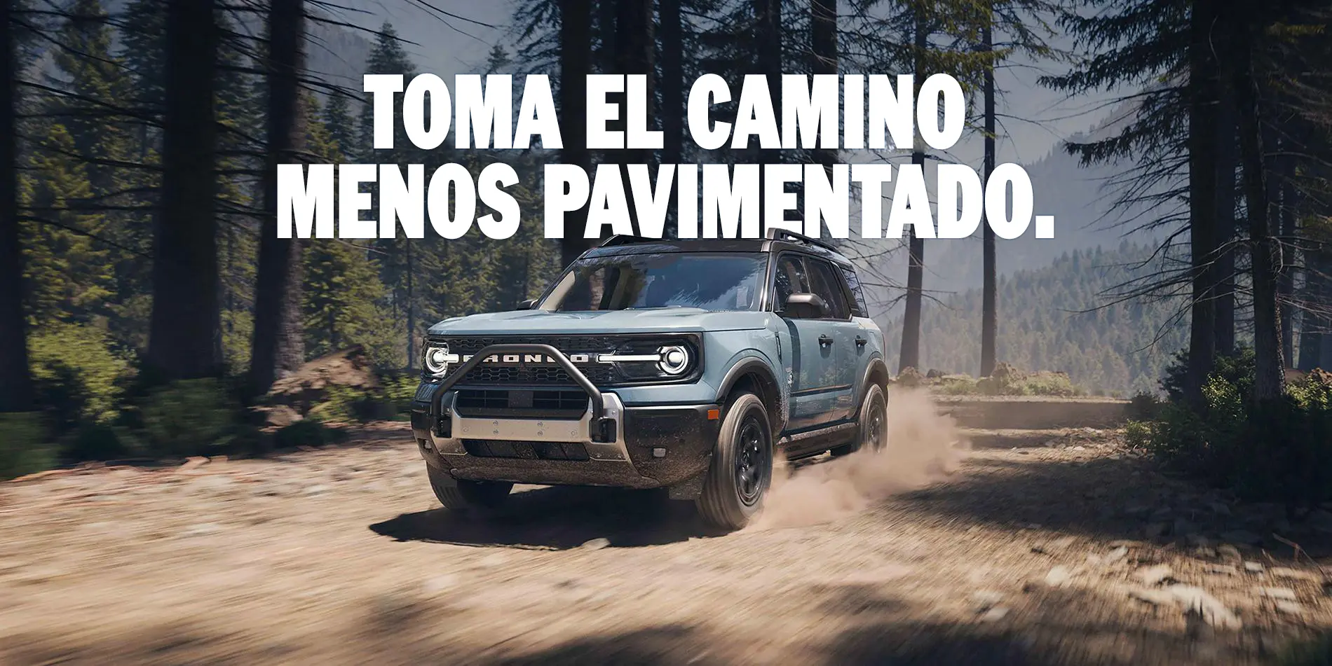 Una Ford Bronco Sport® Outer Bank® blue 2025 andando por un bosque y andando todo terreno