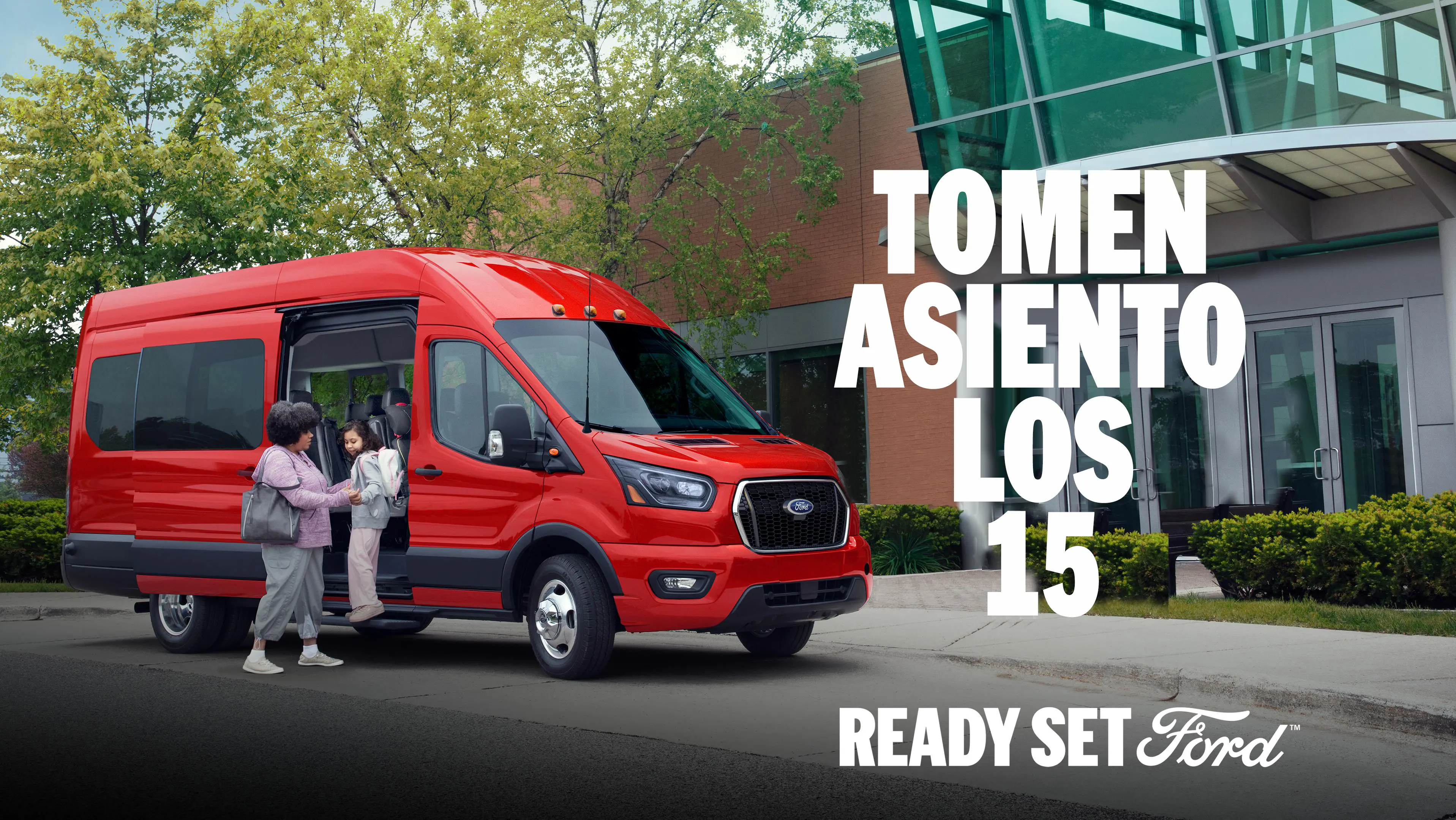 Una mujer ayuda a una joven a salir de una van Ford Transit® 2025