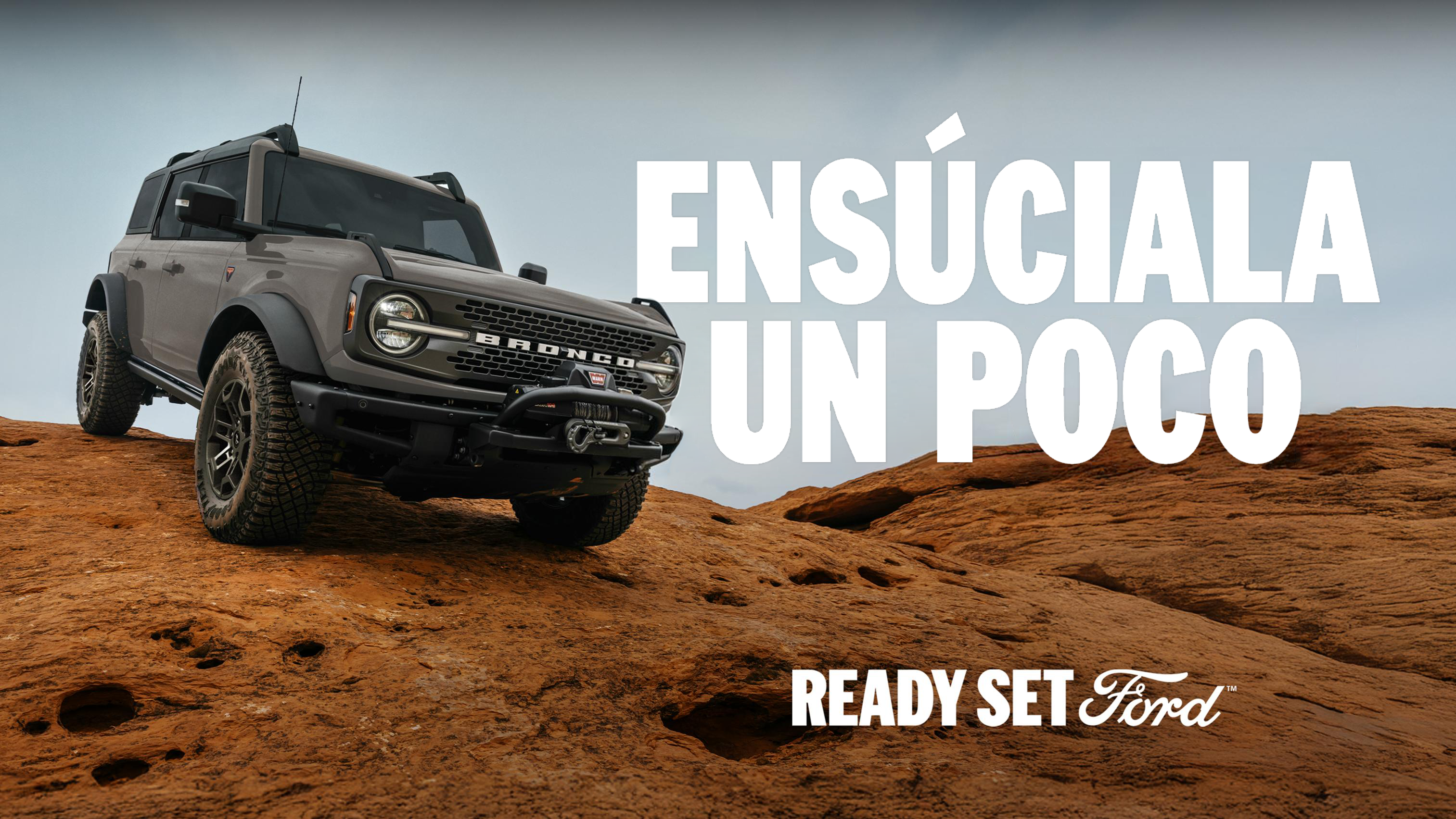 Una SUV Ford Bronco® 2026 andando cuesta abajo por una ladera de tierra
