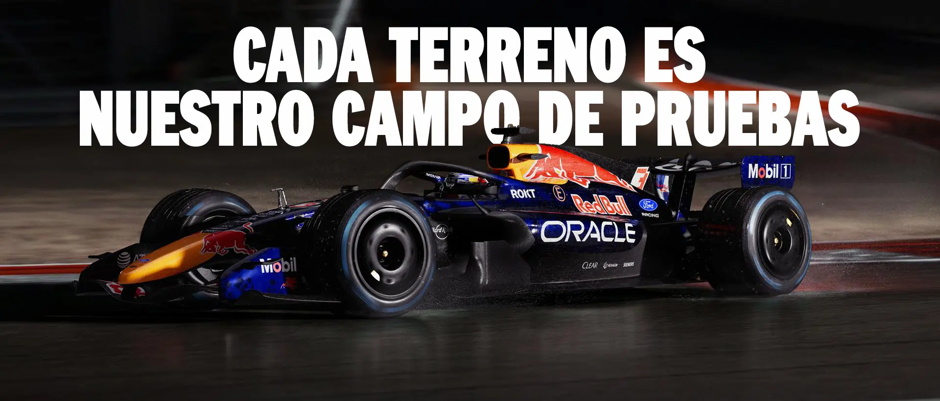 Un auto Red Bull Formula One corriendo por una pista
