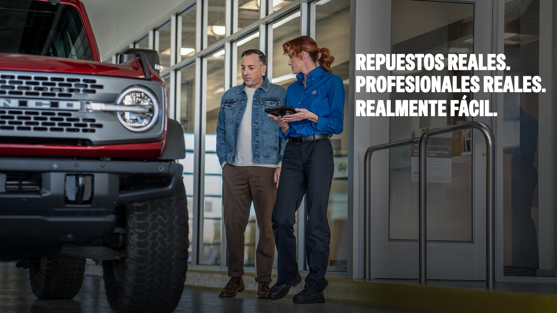 Un representante de Servicio Ford guía a un cliente por sus necesidades de mantenimiento