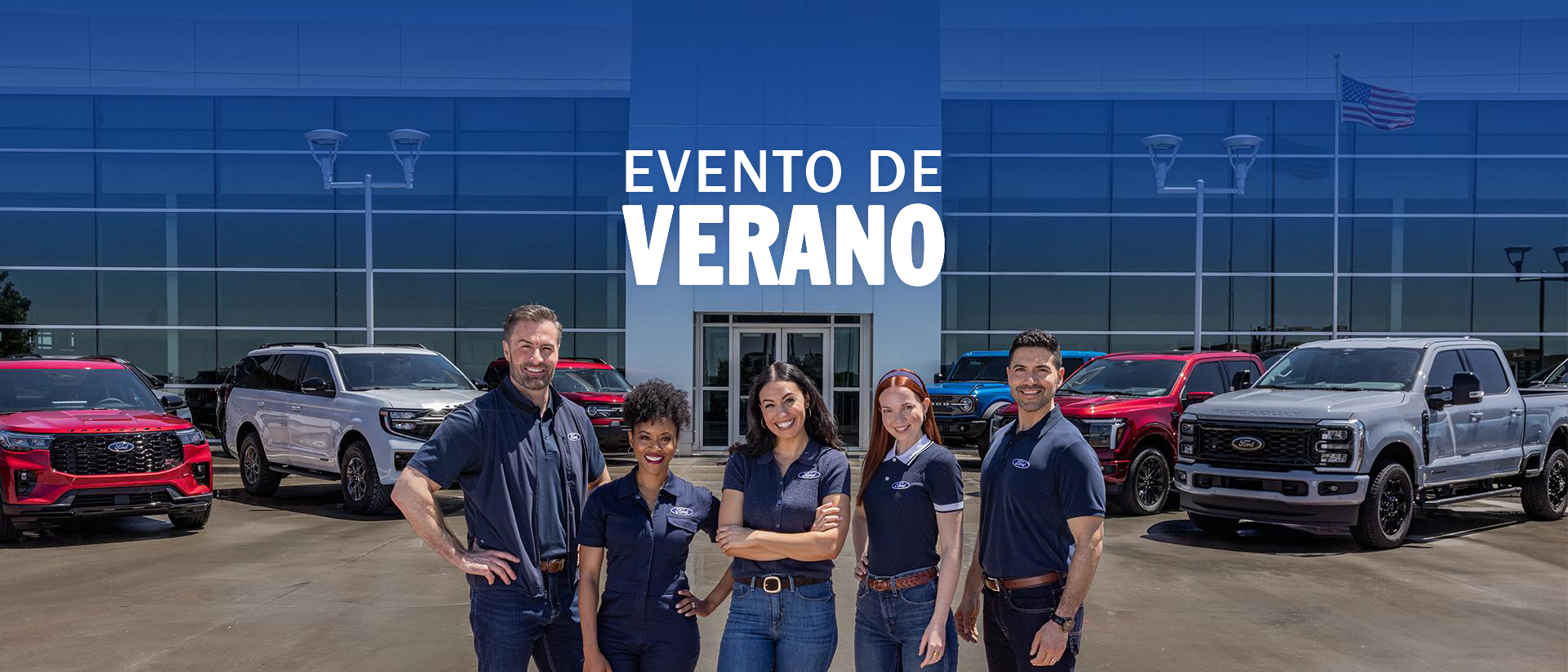 Un grupo de empleados parados frente a un concesionario Ford