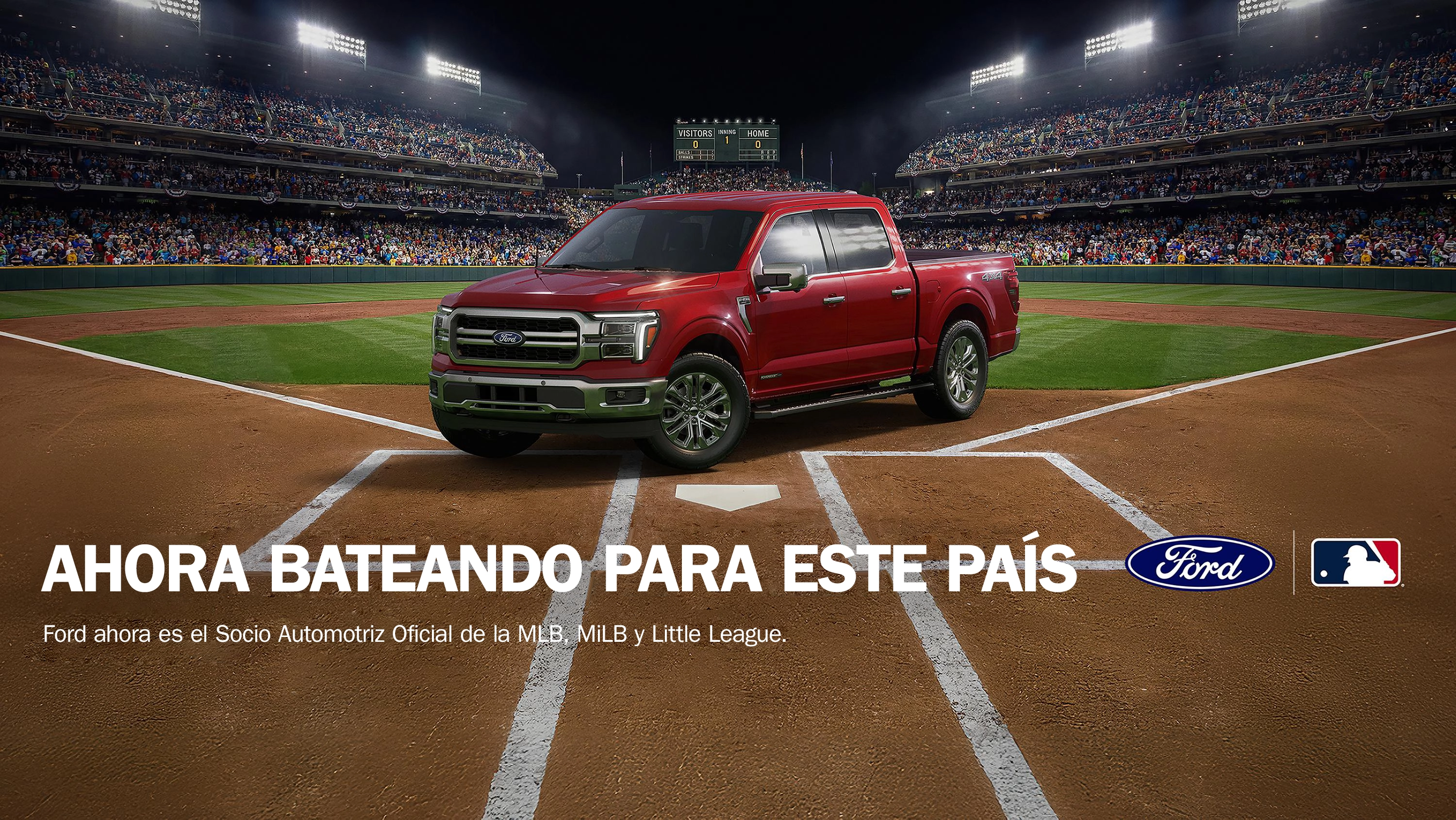 Una Ford F-150® red estacionada en casa de un diamante de béisbol