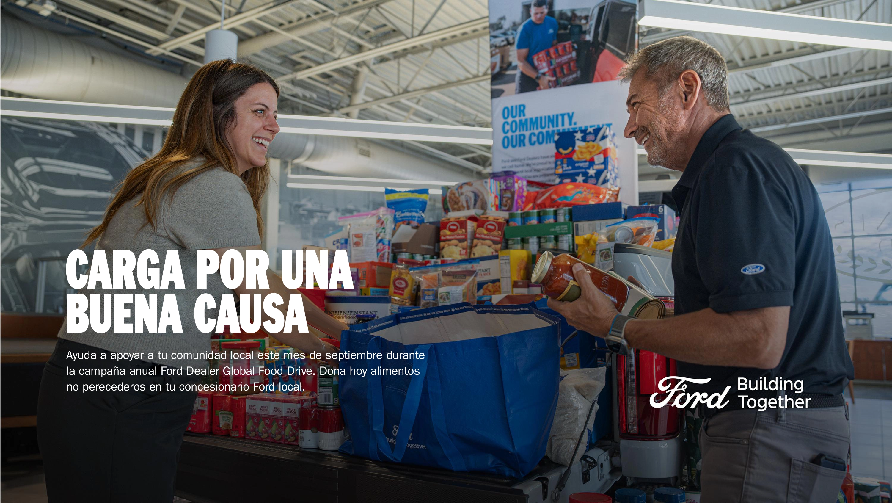 Un empleado de una Ford acepta donaciones de alimentos de un cliente.