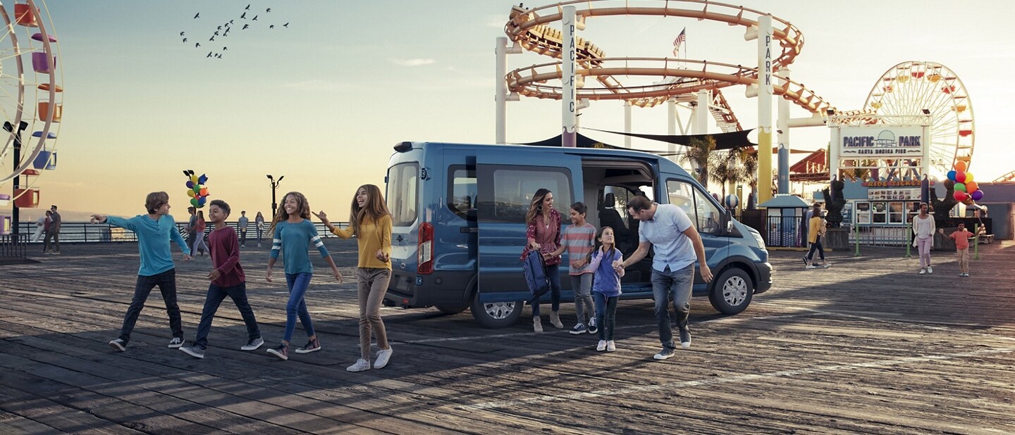 Una familia saliendo de una van Ford Transit® 2022 en una feria