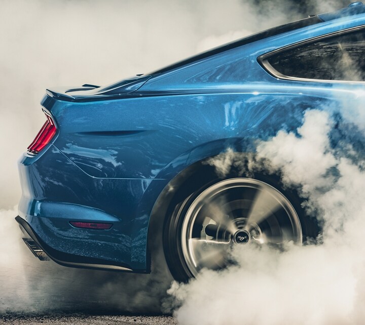 Las ruedas traseras de la cupé Ford Mustang® 2023 echando humo