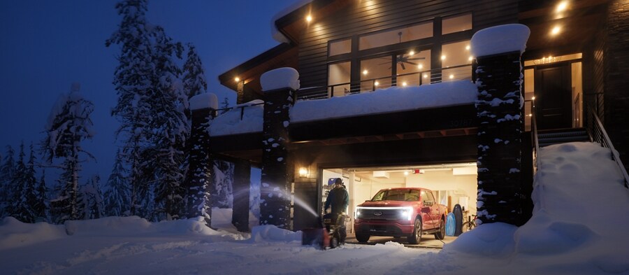 Imagen de una Ford F-150 Lightning® 2023 cargándose en un garaje durante la noche