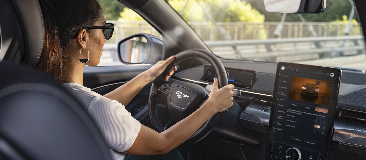 Vista interior de una mujer conduciendo una Mustang® Mach-E®