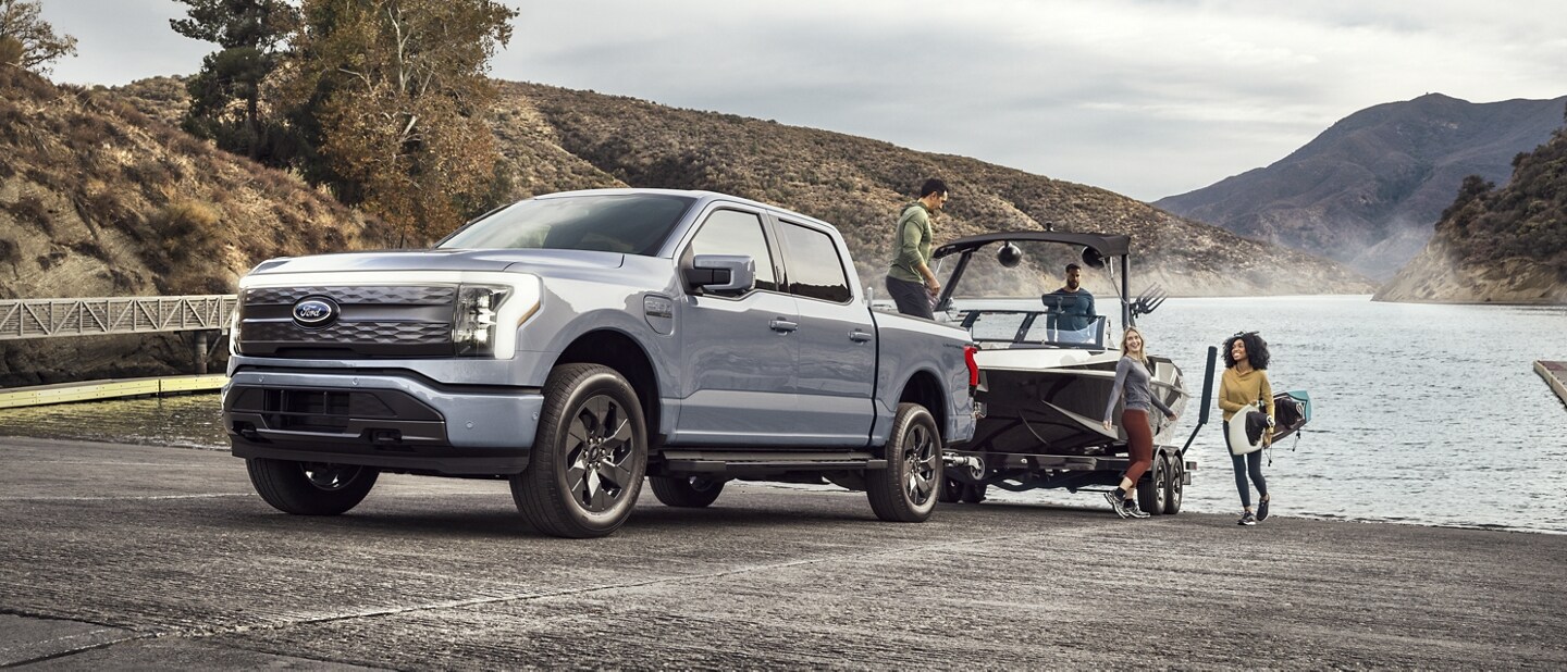 Una Ford F150 Lightning 2023 remolcando un bote y sacándolo del agua.