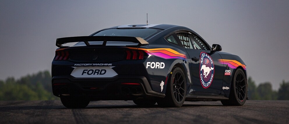 Un auto de carrera Ford Mustang® Dark Horse™ R estacionado en un circuito cerrado