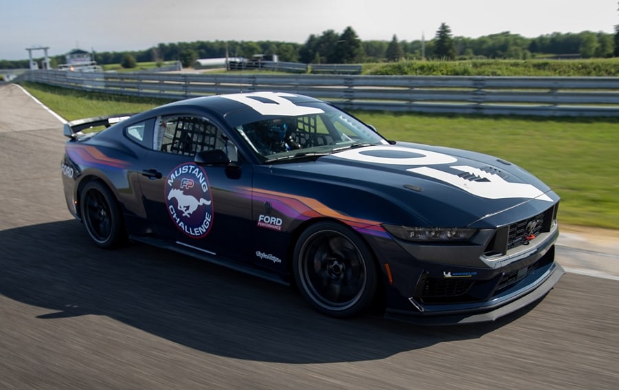 Un auto de carrera Ford Mustang® Dark Horse™ R circulando por una curva en un circuito cerrado