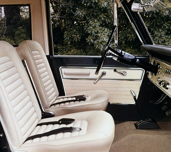 El interior de una Ford Bronco Sport 1967 con asientos individuales del conductor y del pasajero delantero en Vinilo Pergamino
