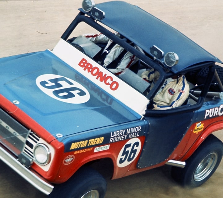 La Ford Bronco con el número 56 conducida por Larry Minor y Rodney Hall en la carrera Mexican 1000 1969