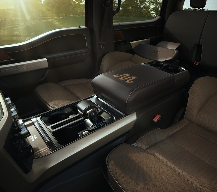Imagen del interior de la Ford F-150® King Ranch® 2022 con los asientos delanteros plegados
