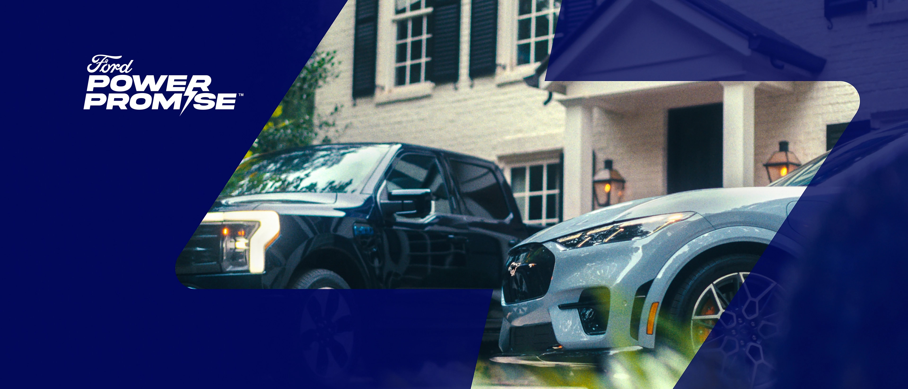 Una Ford F-150 Lightning y un Ford Mustang Mach-E estacionados afuera de una casa con superposición de un rayo azul