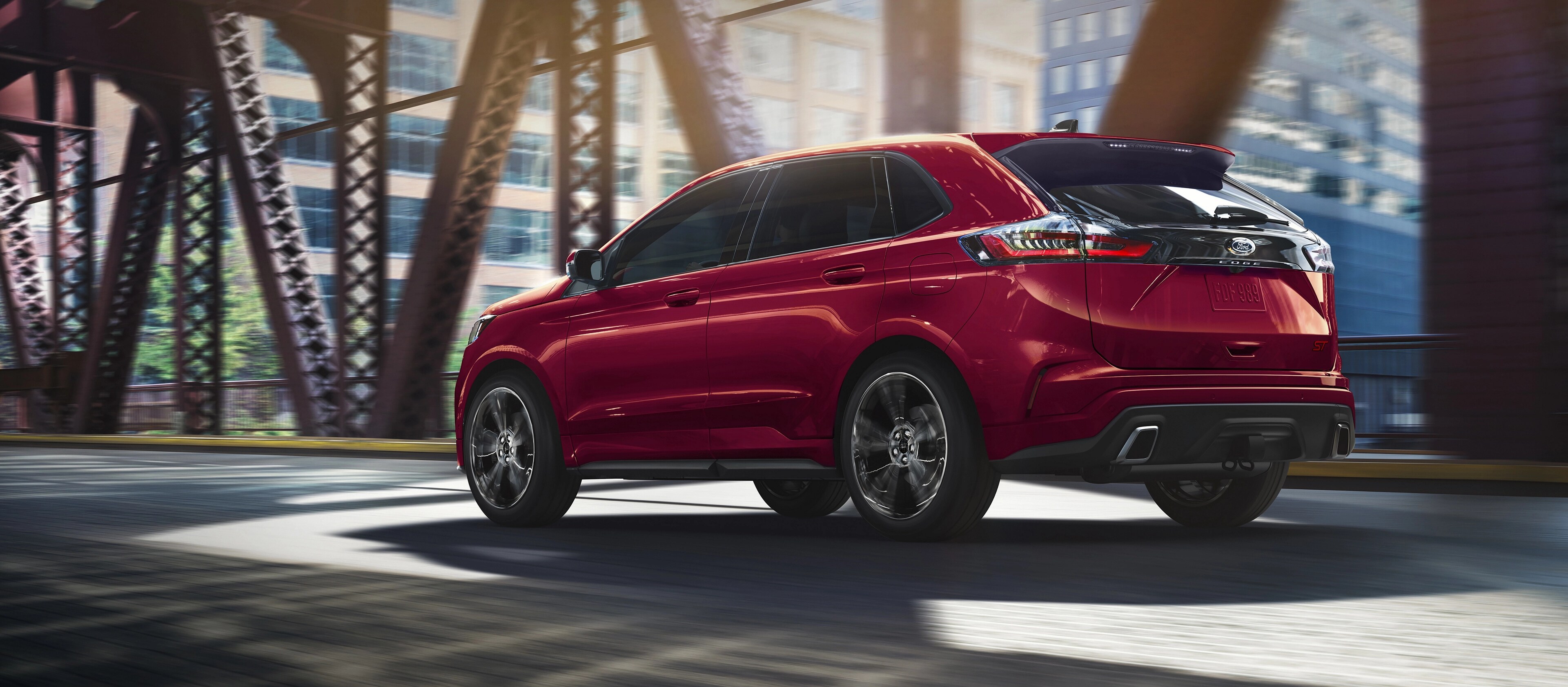 Una SUV Ford Edge® ST 2025 circulando por un puente