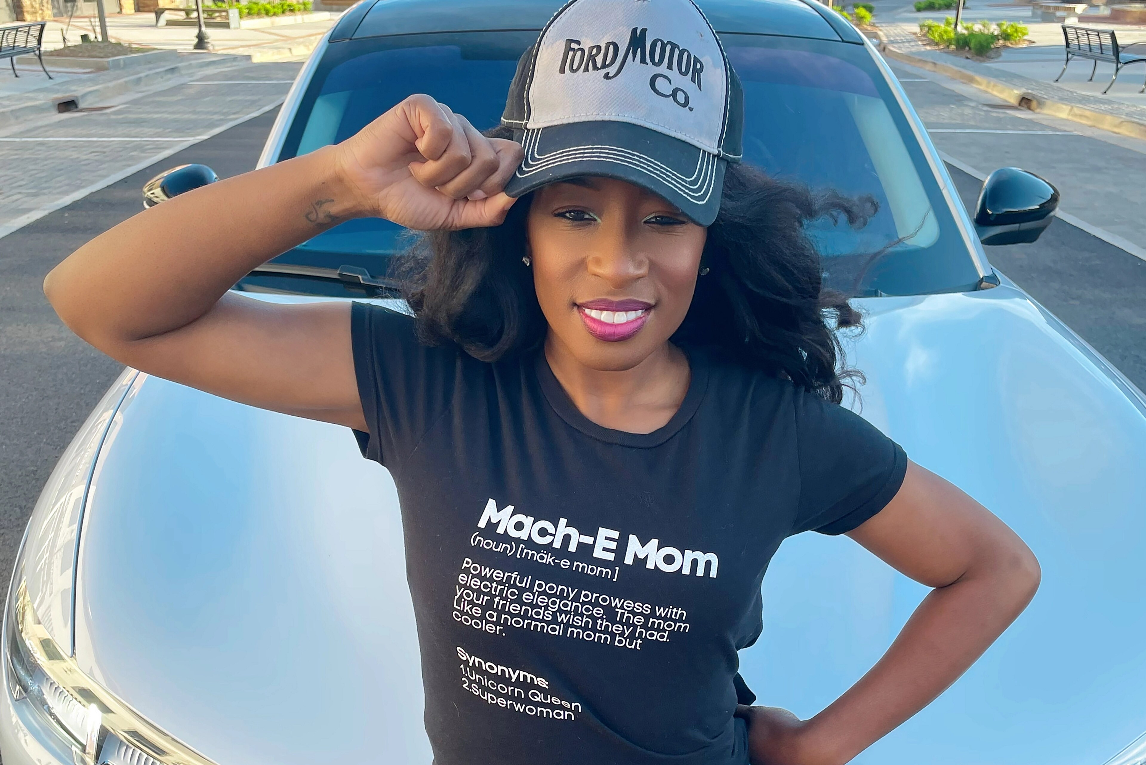Mujer parada frente a su Ford Mustang Mach-E