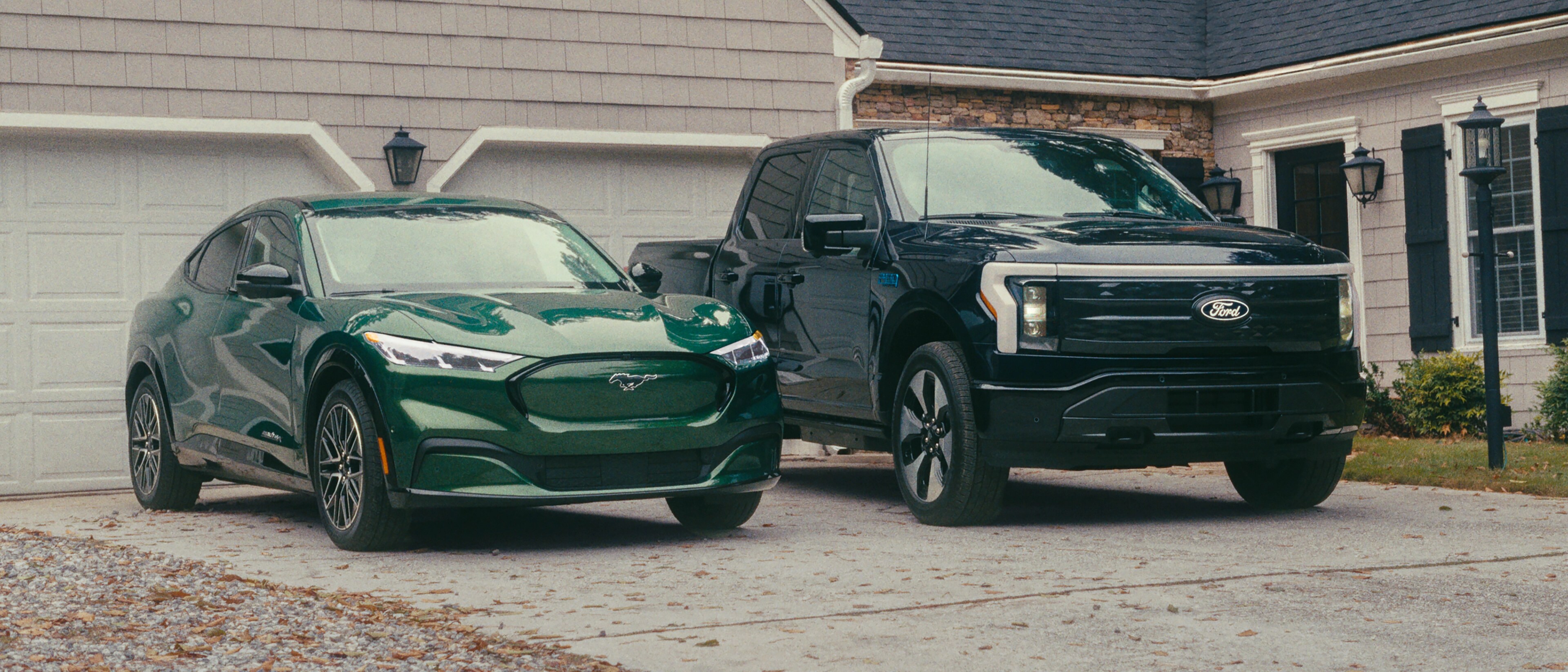 Un Ford Mustang Mach-E 2024 y una Ford F-150 Lightning 2024 estacionadas en una entrada
