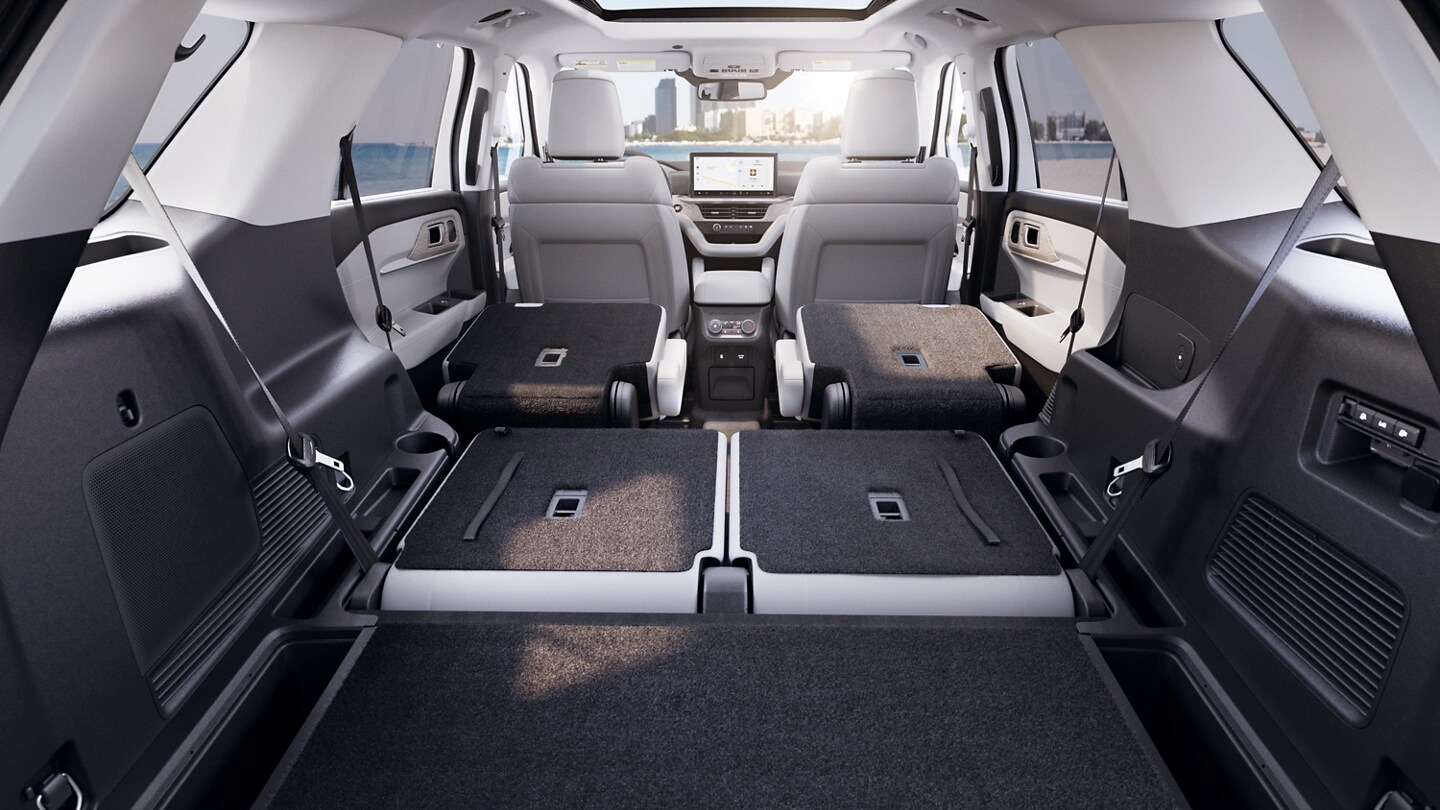 Zona de carga de una SUV Ford Explorer® 2025 con los asientos de la segunda y tercera fila plegados en posición horizontal