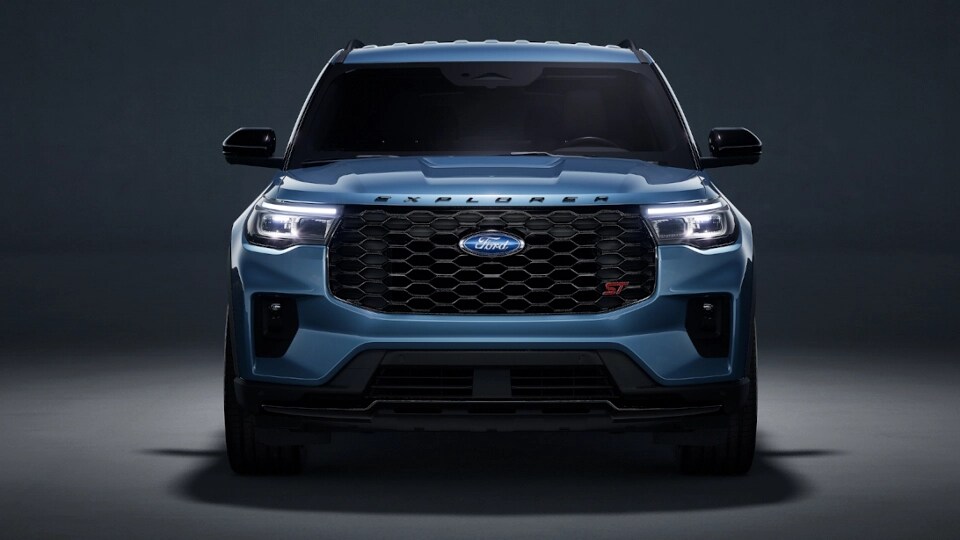 Una Explorer 2025 con los faros LED encendidos