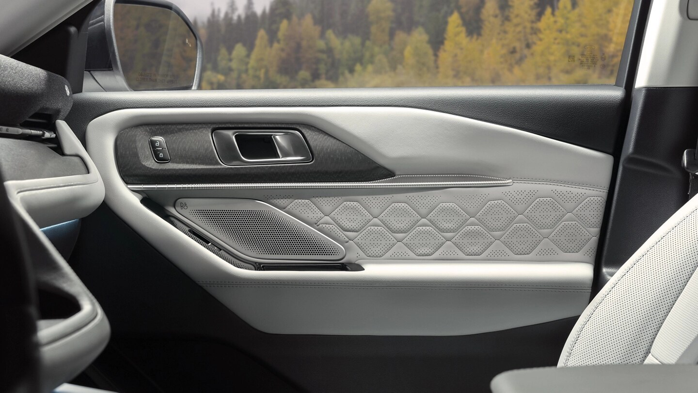 Puerta del lado interior de una Ford Explorer® Platinum® 2025