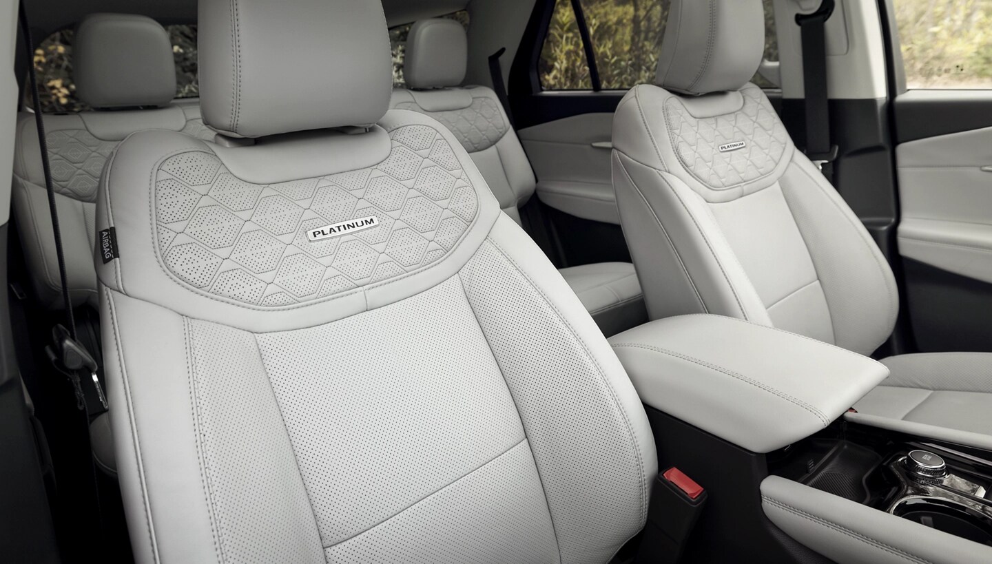 Asientos de cuero de una ​​​​​​​Ford Explorer® Platinum® 2025