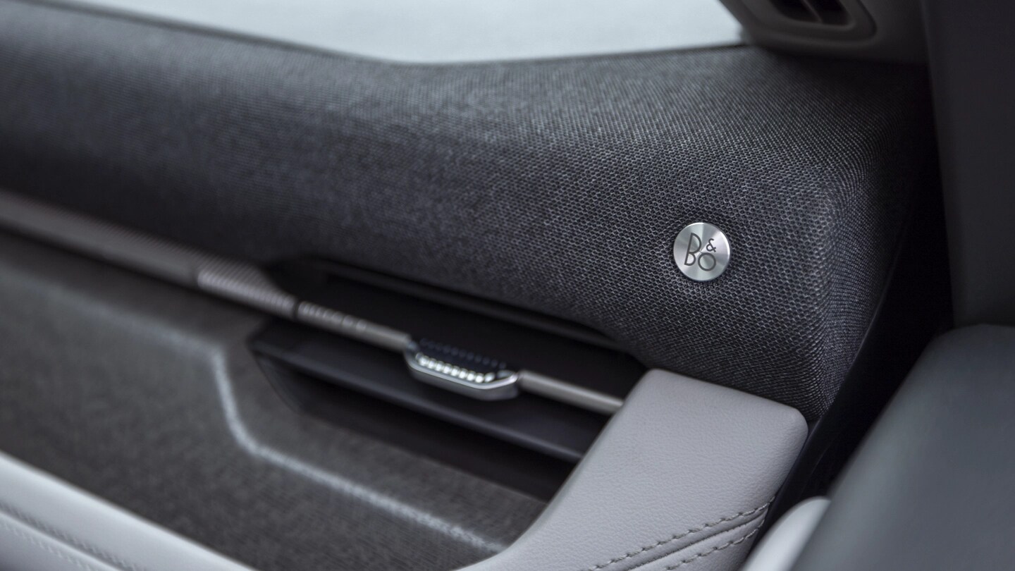 Primer plano de la barra de altavoces Bang & Olufson® en el tablero de una SUV Ford Explorer® 2025