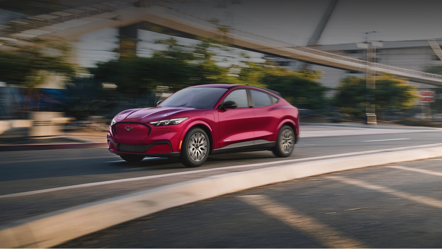 Una Ford Mustang Mach-E® 2025 pasando por una calle urbana