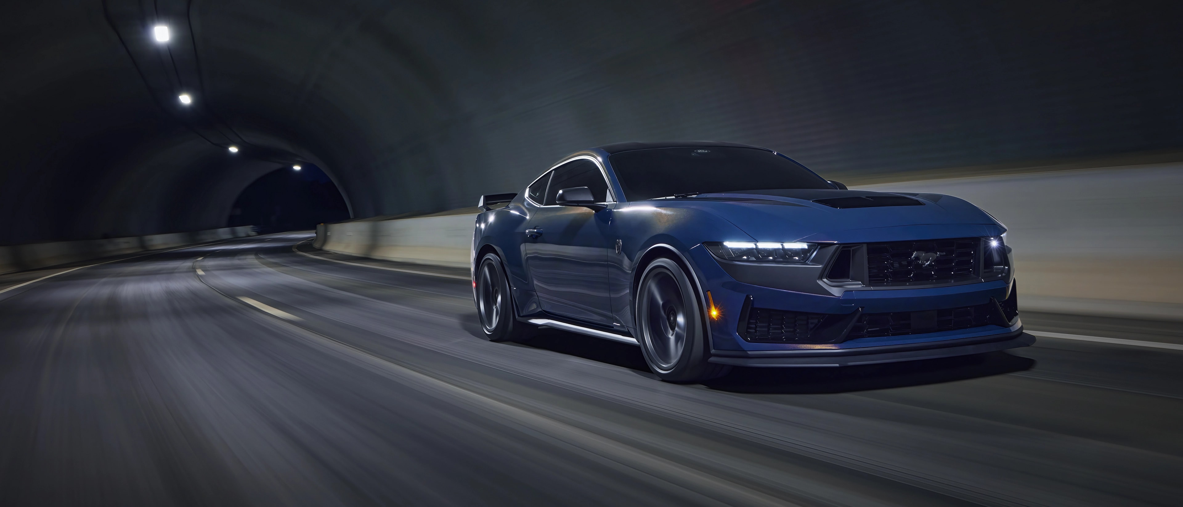 Un Ford Mustang® Dark Horse™ 2025 circulando por un túnel