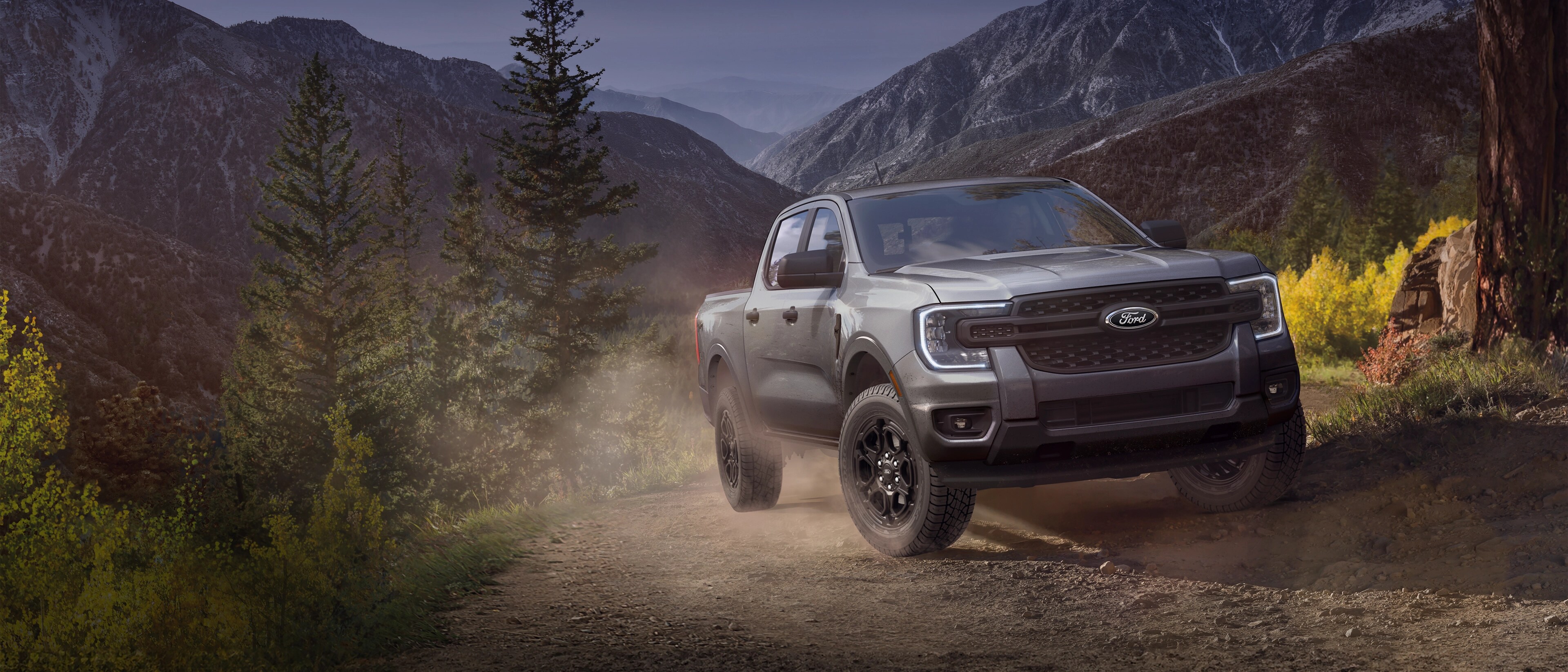 Una camioneta Ford Ranger® 2025 andando por un camino de montaña