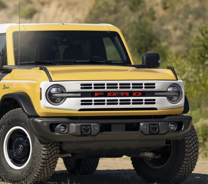 Foto de una Ford Bronco® Heritage® Limited Edition 2023 en Yellowstone Metallic en el desierto