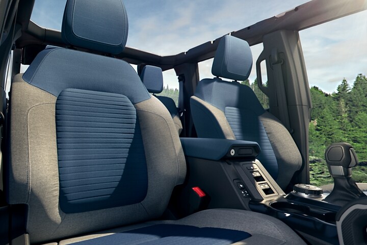 Se muestran los asientos de una Ford Bronco® Outer Banks® 2024 Puertas tapizados con tela estándar