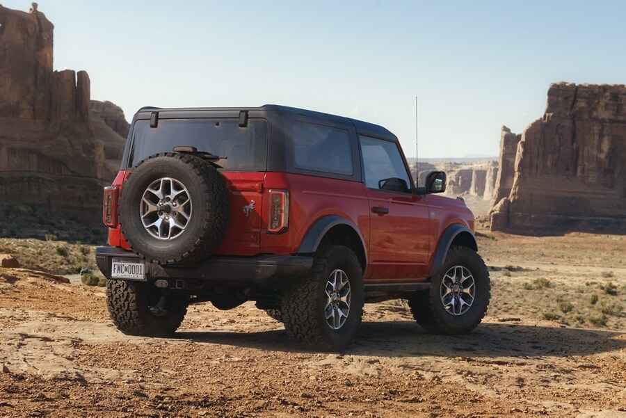 Un modelo Ford Bronco® Black Diamond™ 2024 de dos puertas en Race Red estacionado en el desierto