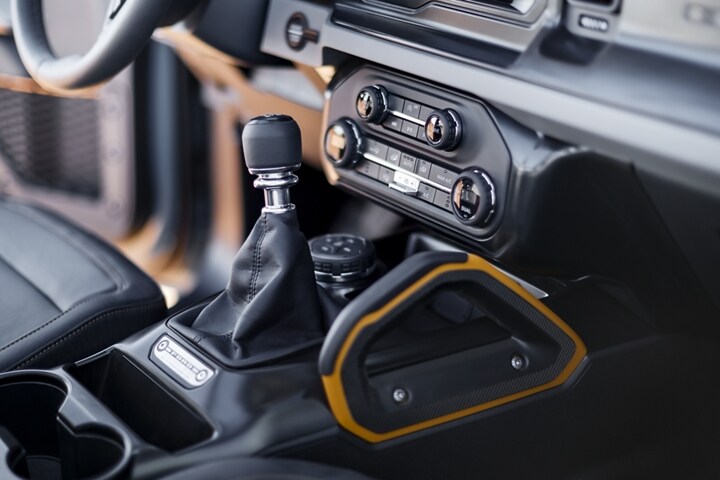 Interior de una Ford® Bronco 2024 que muestra la manija asidera del lado del pasajero delantero personalizable disponible