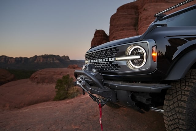 Una Ford Bronco® Black Diamond™ 2024 en Shadow Black con Defensa Delantera Modular para Trabajo Pesado disponible