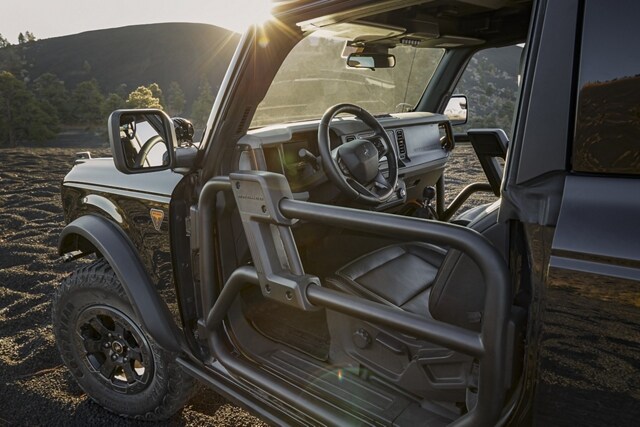 Una Ford Bronco® Badlands® 2024 de cuatro puertas en Shadow Black con puertas tubo no originales disponibles