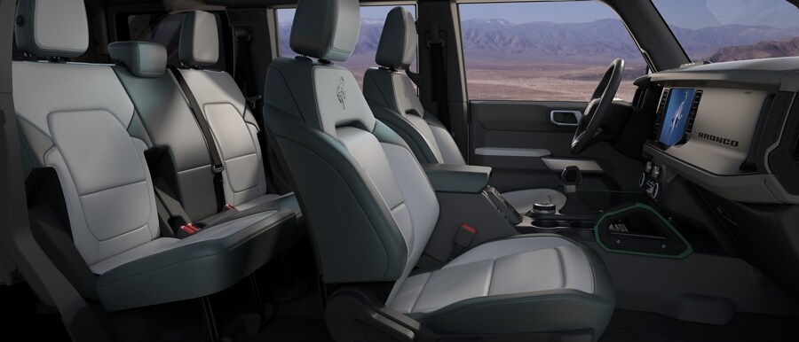 Interior de una SUV Ford Bronco® Everglades™ 2024 con asientos de vinilo de grado marino estándar en Dark Space Gray con Black Onyx