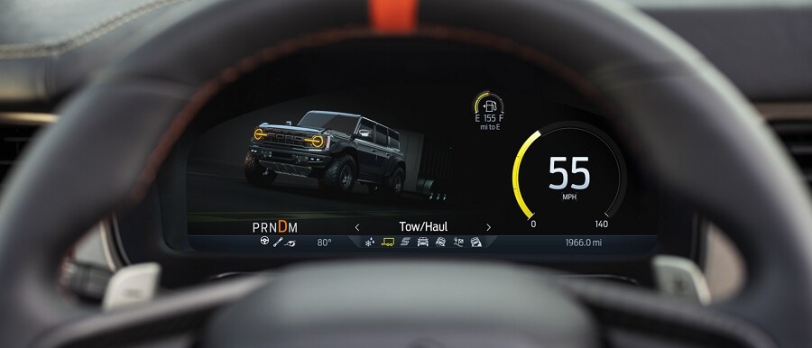 Primer plano del grupo de instrumentos de una Ford Bronco® 2024 que muestra el modo Tow-Haul