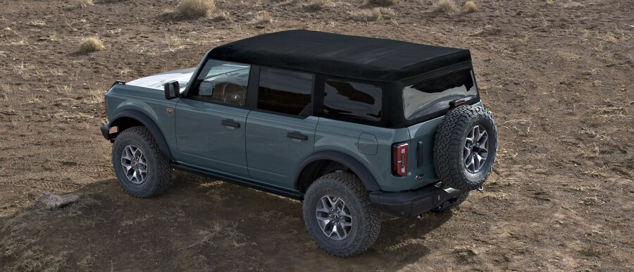 Se muestra el modelo Ford Bronco® Badlands® 2024 de cuatro puertas en Azure Gray con techo blando